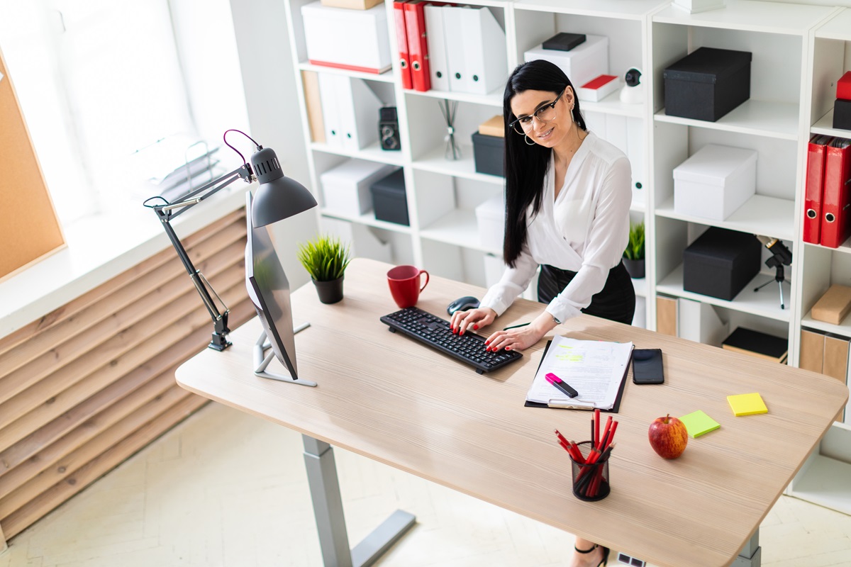 biurko z regulowaną wysokością dla ergonomicznego stanowiska pracy